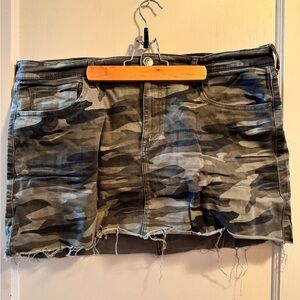 Express Green Size 14 Stretchy Camouflage Jean Shorts